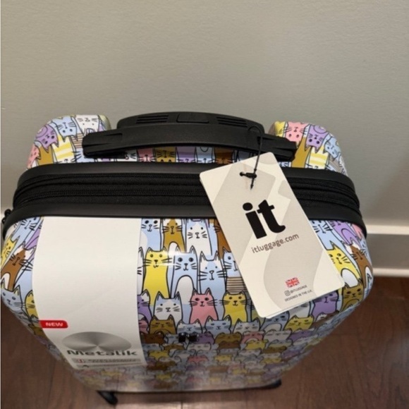IT METALIK LUGGAGE”  “CRAZY CAT CROWD ” MED HARDSIDE ROLLER LUGGAGE NEW - Picture 2 of 9